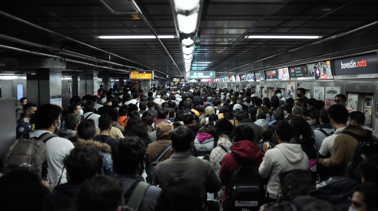 某城市地铁站突发大规模停运,数万乘客被困站内超两小时